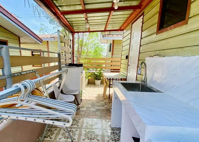 Gasthuis Olango Island - S&e-1 Tiny Fully Furnished With Hot Shower, Washer, Wi-fi, Netflix & King-size Bed Lapu-Lapu City